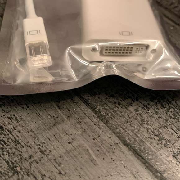 Mini DisplayPort  M to DVI F Adapter, NWT - Picture 2 of 2